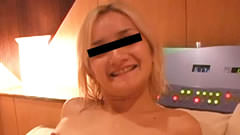 咥えるのがお好きな金髪美女